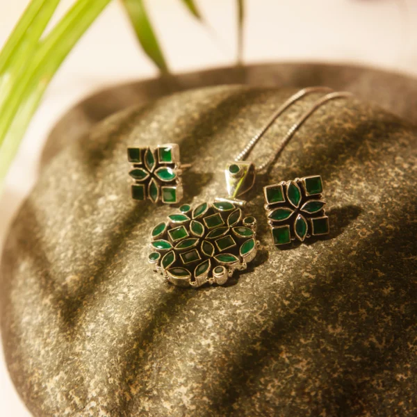 1_Floral_Motif_Emerald_Set_Noorish_Jewellery