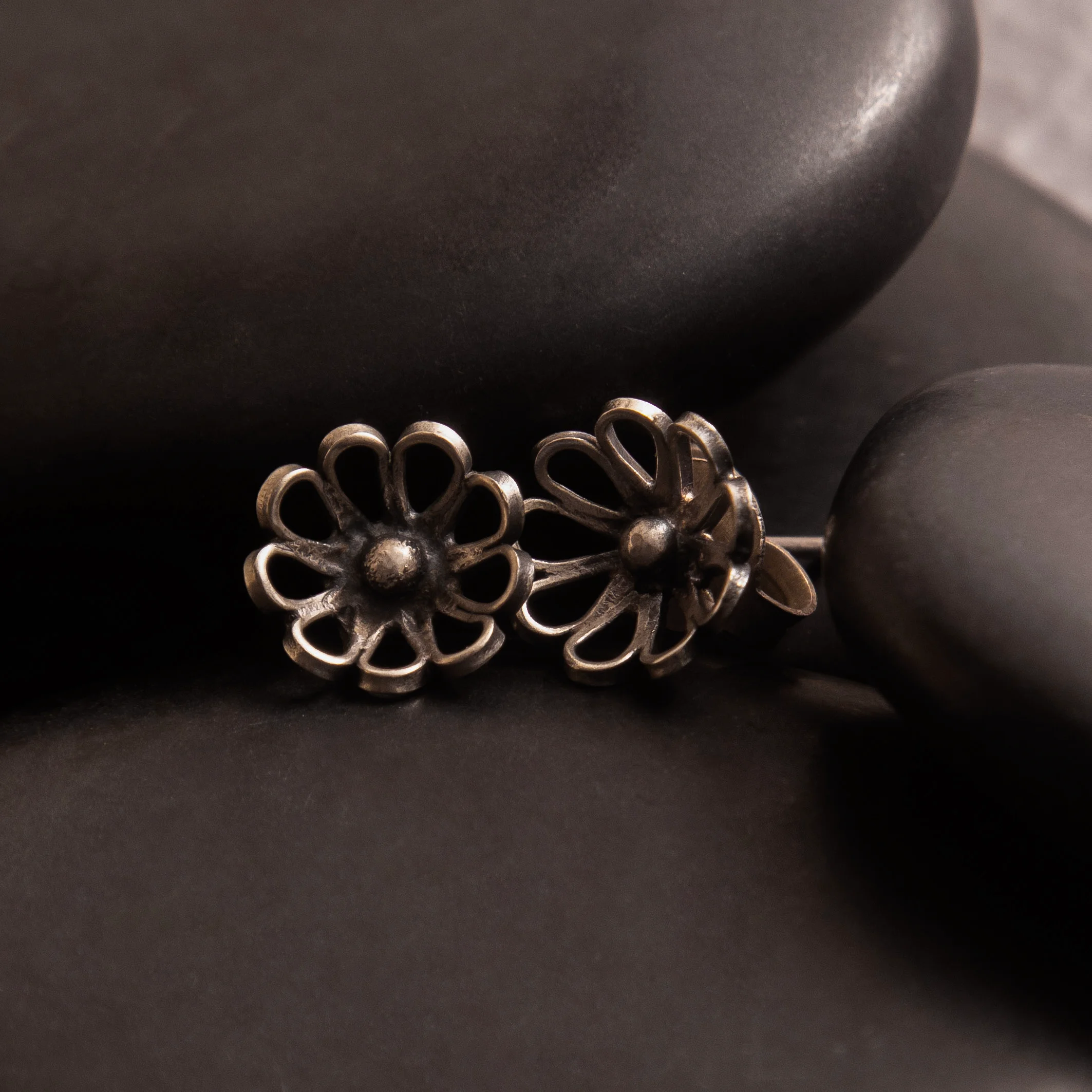 1_Oxidized_Daisy_Stud_925_Silver_Earrings_Noorish_Jewellery